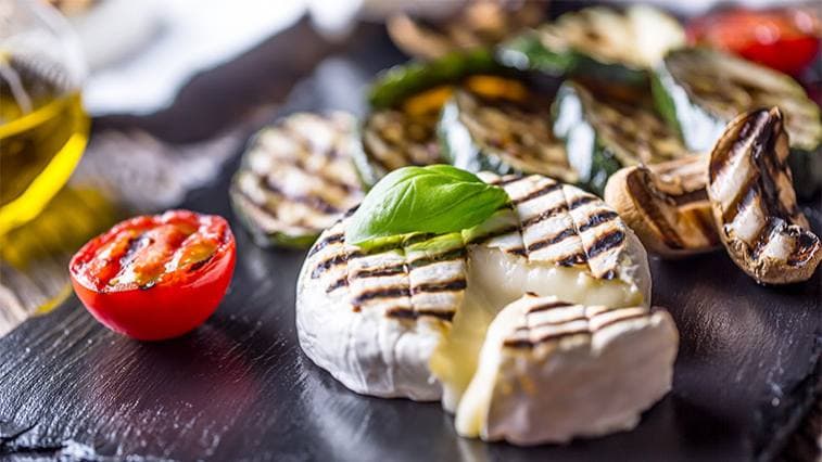 Grilovaný hermelín: Vyzkoušejte českou lahůdku na grilu