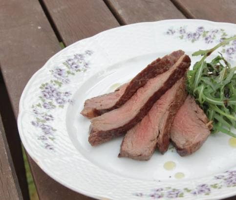 Videorecept: grilovaný steak na rukolovém lůžku