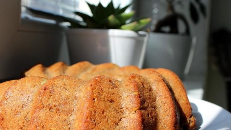 Skořicová bábovka s jablky (bez vajec)