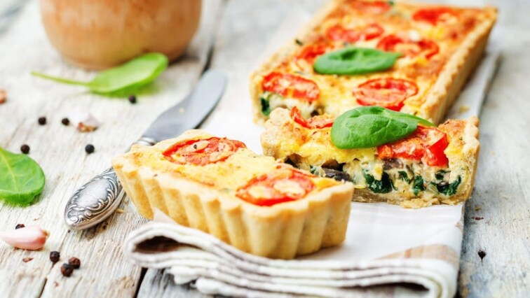 Slaný rajčatový koláč s olivami a špenátem