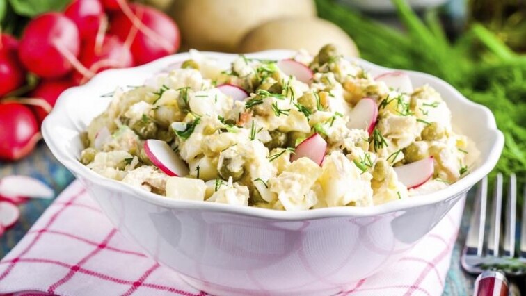 Lehký bramborový salát s kapary, ředkvičkami a koprem