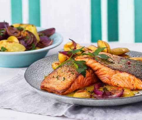 Losos so zemiakmi a cibuľou z jedného plechu