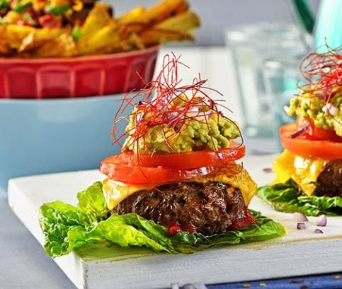 „Nahý burger“ s hovädzím mäsom a guacamole, podávaný s čedarovými hranolčekmi a slaninkou