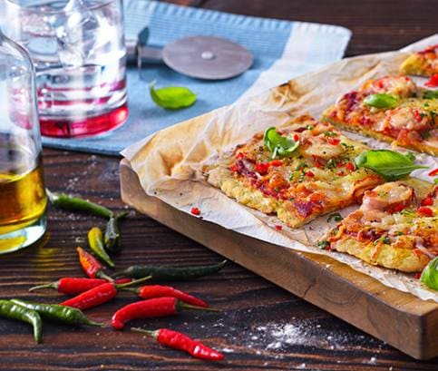 Baklažánová pizza s klobáskou