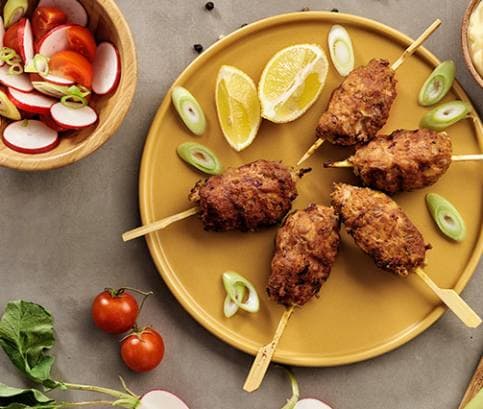 Grilované mleté maso s ředkvičkovým salátem