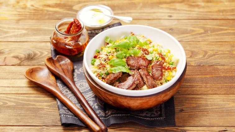 Kuskus s jehněčím masem, sušenými rajčaty, hráškem a kukuřicí