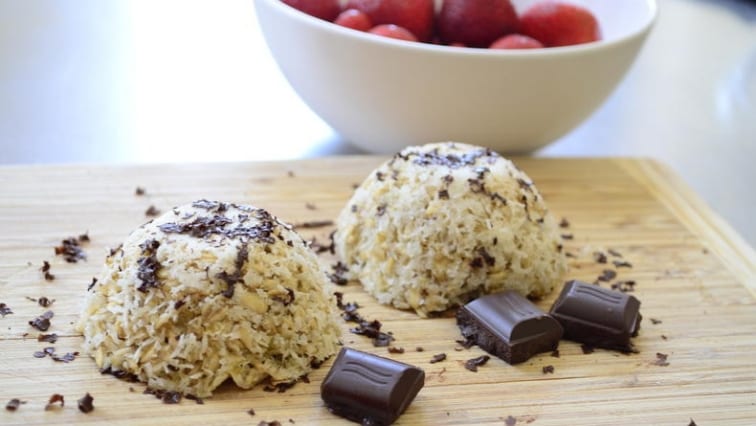 Mug cakes z mikrovlnky: ovesno-banánové s kokosem