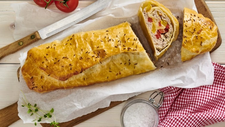 Závin z listového těsta s mletým masem a zeleninou