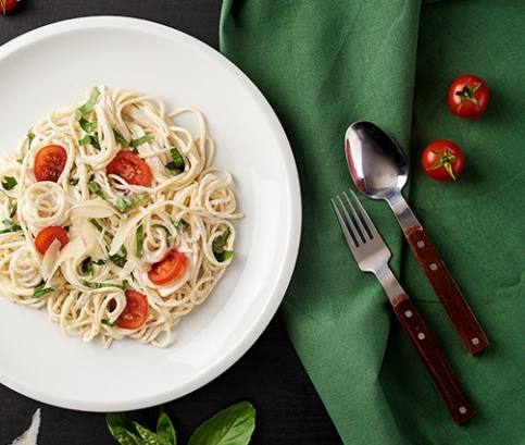 Spagetti bazsalikomos szósszal