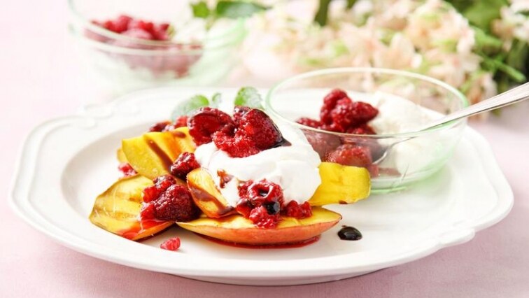 Grilované mango přelité malinami