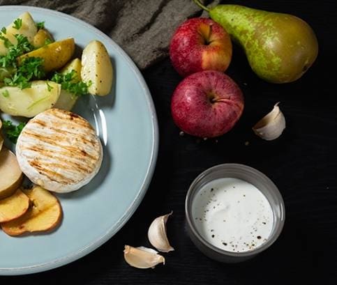 Grillezett sajt karamellizált gyümölcsökkel, főtt burgonyával és joghurtszósszal