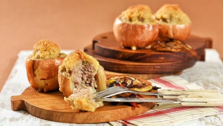 Grilované cibule plněné mletým masem