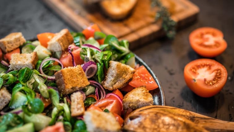 Salát s chlebovými krutony