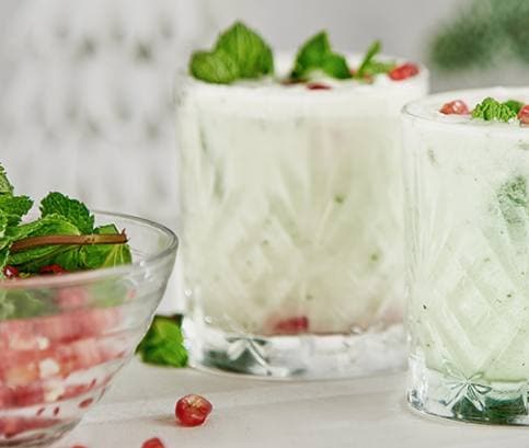 Biele vianočné mojito s granátovým jablkom