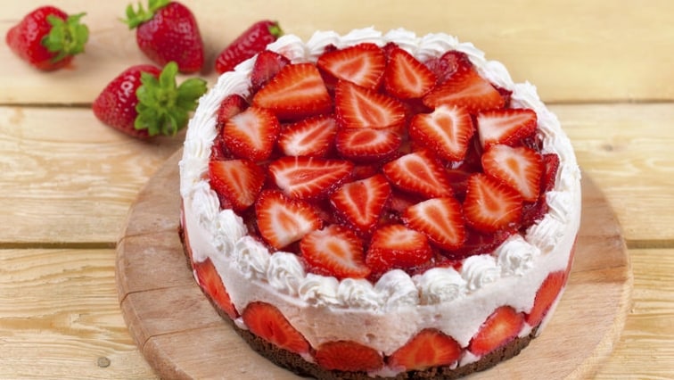 Fit nepečený jogurtový dort s jahodami