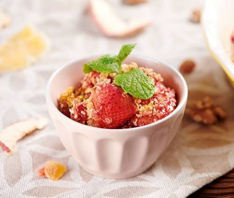 Crumble z mraženého ovoce s ořechy a sezamem