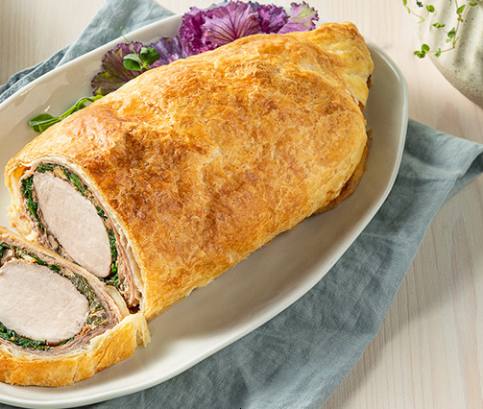 Sertés szűzpecsenye prosciuttoba és levelestésztába tekerve spenóttal, vörösboros mártással