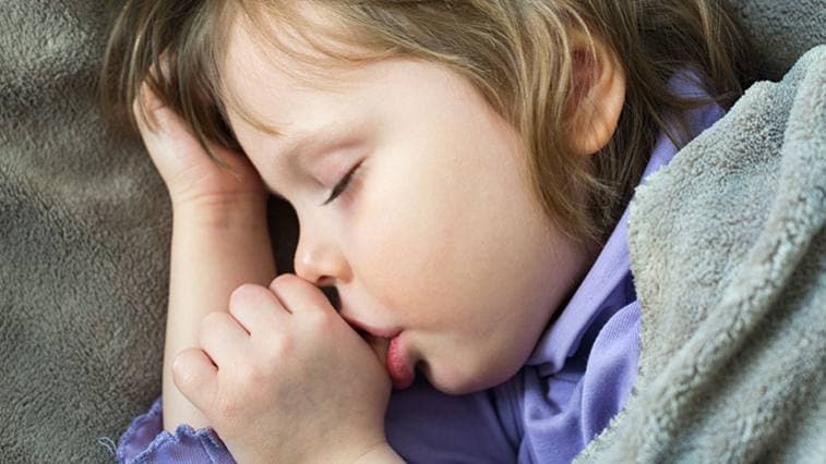 Za cucání palce dítě nekárejte: Jaké triky fungují?