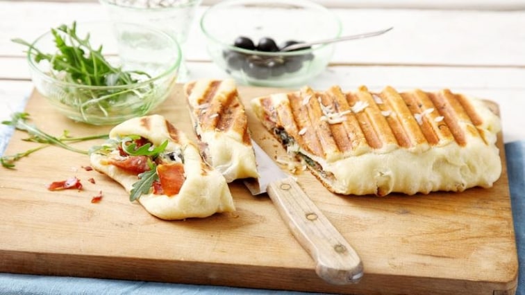 Grilovaný pizza wrap s rukolou, sýrem, olivami a šunkou