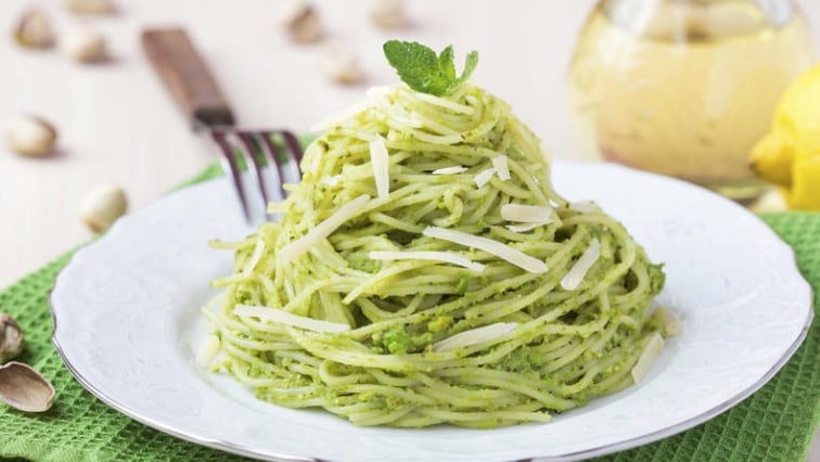Špagety s domácím bazalkovým pestem a parmazánem