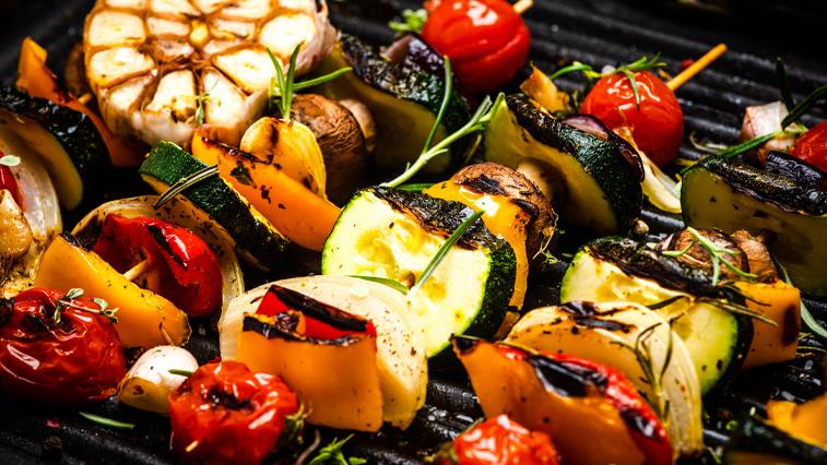 Sezóna grilování je tu. Jak grilovat ovoce a zeleninu