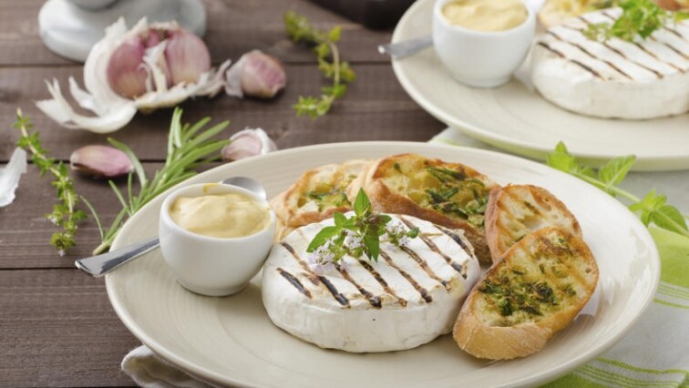 Grilovaný camembert s kari dipem a bylinkovou bagetou