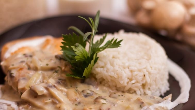 Csirkemell tejszínes gombamártással