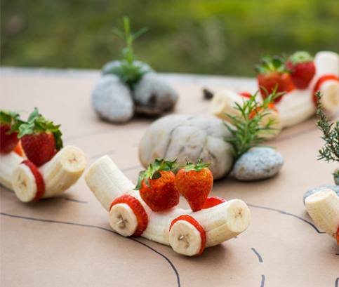 Banánové autíčka s jahodami