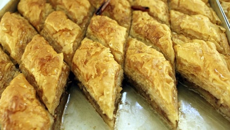 Baklava s ořechy skořicí a sladkým medovým sirupem