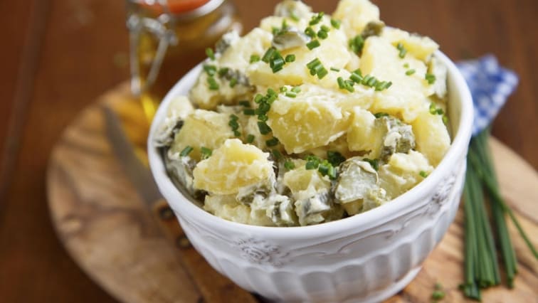 Bramborový salát s okurkou a pažitkou