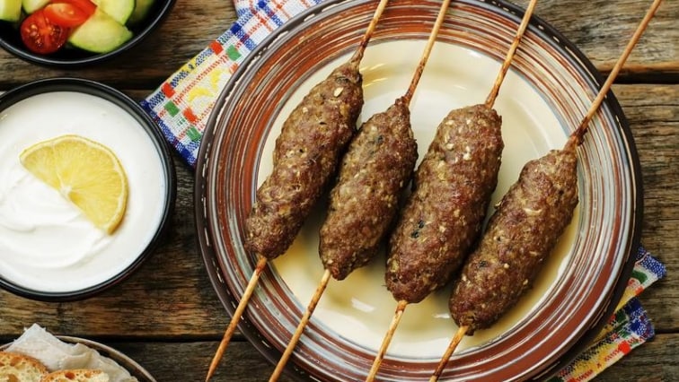 Turecký kebab s bylinkami a kořením na špejli