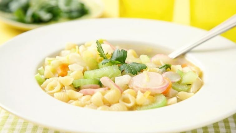 Zeleninová kuřecí polévka s těstovinami