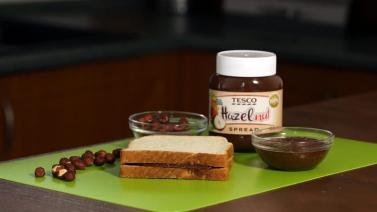 Svačinkový toast s čokoládovo-banánovou pomazánkou s lískovými oříšky