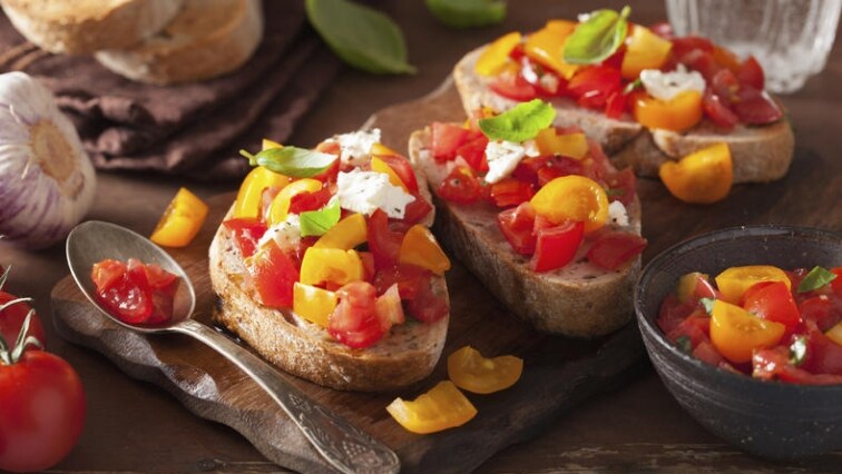 Domácí bruschetta s rajčaty a mozzarellou