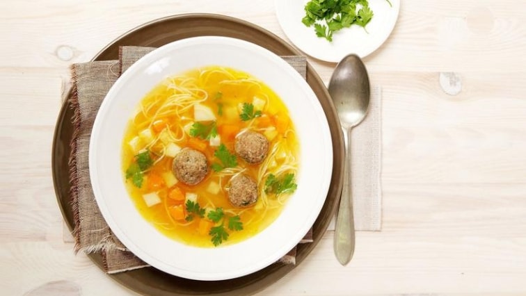 Vývar s játrovými knedlíčky a zeleninou