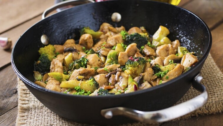 Pánev s kuřecím masem, paprikou a brokolicí