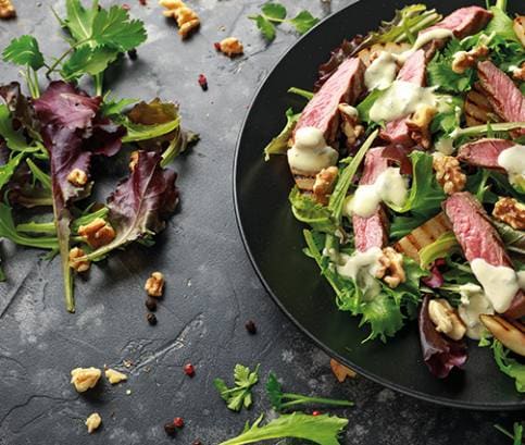 Salát s grilovaným hovězím steakem, hruškami a vlašskými ořechy