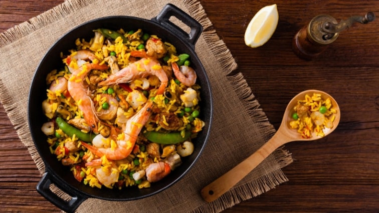 Letní španělská paella s krevetami