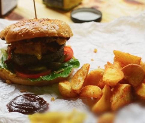 Sajtos-baconos hamburger