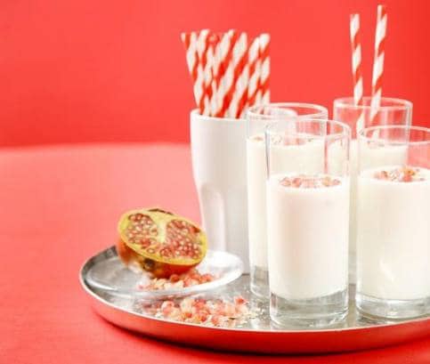 Banánový shake s granátovým jablkem a pohankovými vločkami