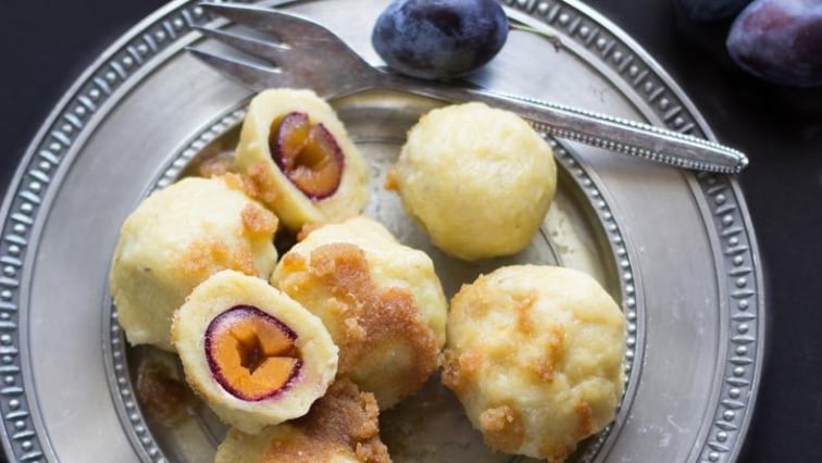 Bramborové knedlíky plněné švestkami