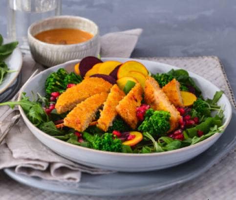 Vegán szeletek salátával és chilis tahini szósszal