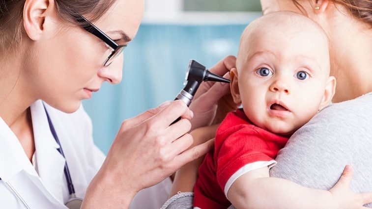 Babafülek tisztítása: vattával, speciális pálcikával