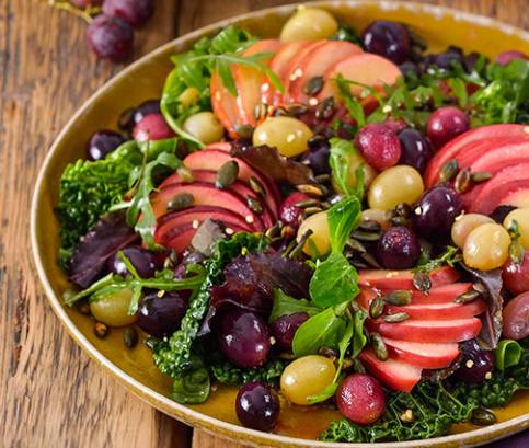 Šalát s pečeným hroznom a jablkom