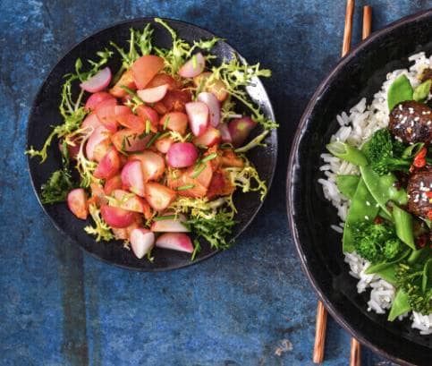 Korejské BBQ kuličky a pálivý salát