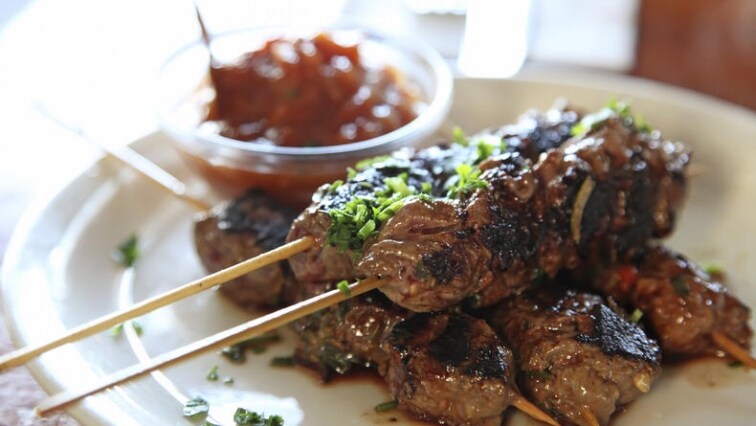 Hovězí špíz na grilu s rajčatovým dipem