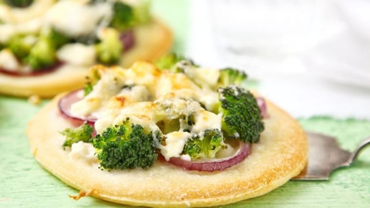Grilované mini pizzy se sýrem, cibulí a brokolicí