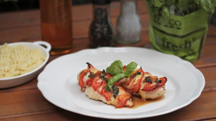 Kuřecí steaky zapečené s rajčaty a mozzarellou