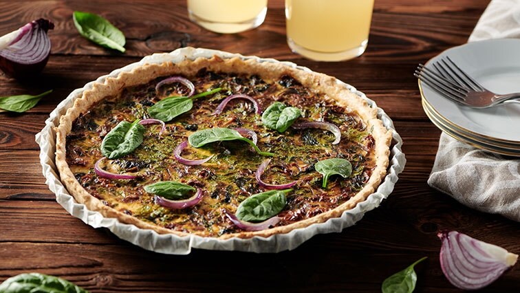 Zeleninový quiche s červenou cibulí, špenátem a sušenými rajčaty