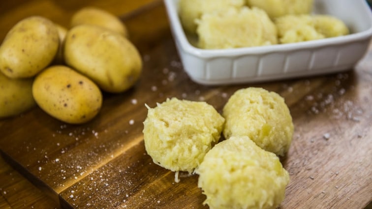 Snadné chlupaté knedlíky ze syrových brambor